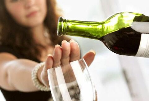 D'Meedchen erlaabt hatt net fir säi Wäin an engem Glas ze pissen