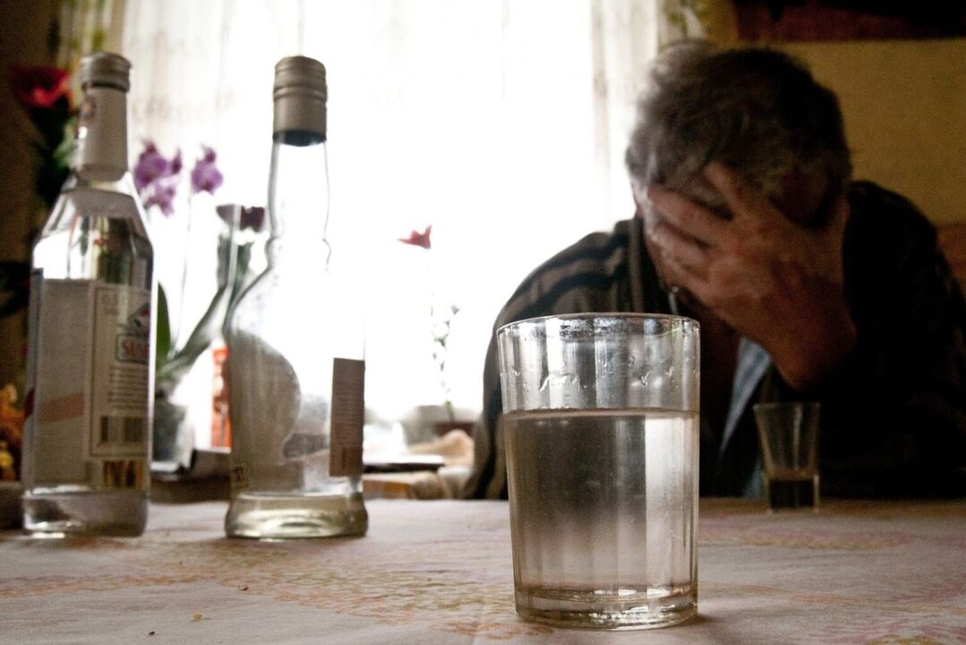 Mangel u Kontroll iwwer d'Quantitéit vum Drénken ass en Zeechen vun der Entwécklung vum Alkoholismus