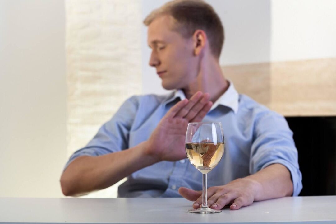 Nodeems de Problem erkannt huet, kann e Mann eleng Alkohol drénken